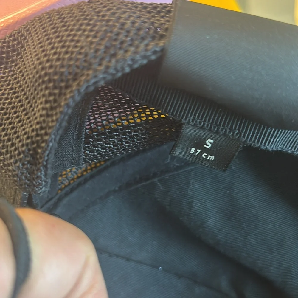 Gucci Black Leather Logo Baseball Cap with Red & Green Stripe - Picture 5 of 7